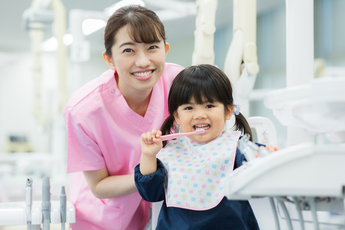 歯科衛生士の女性と子供