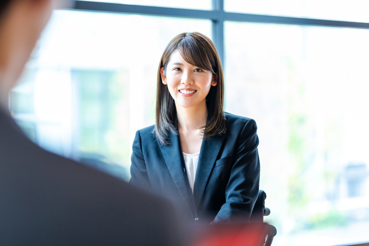 面接を受ける女性