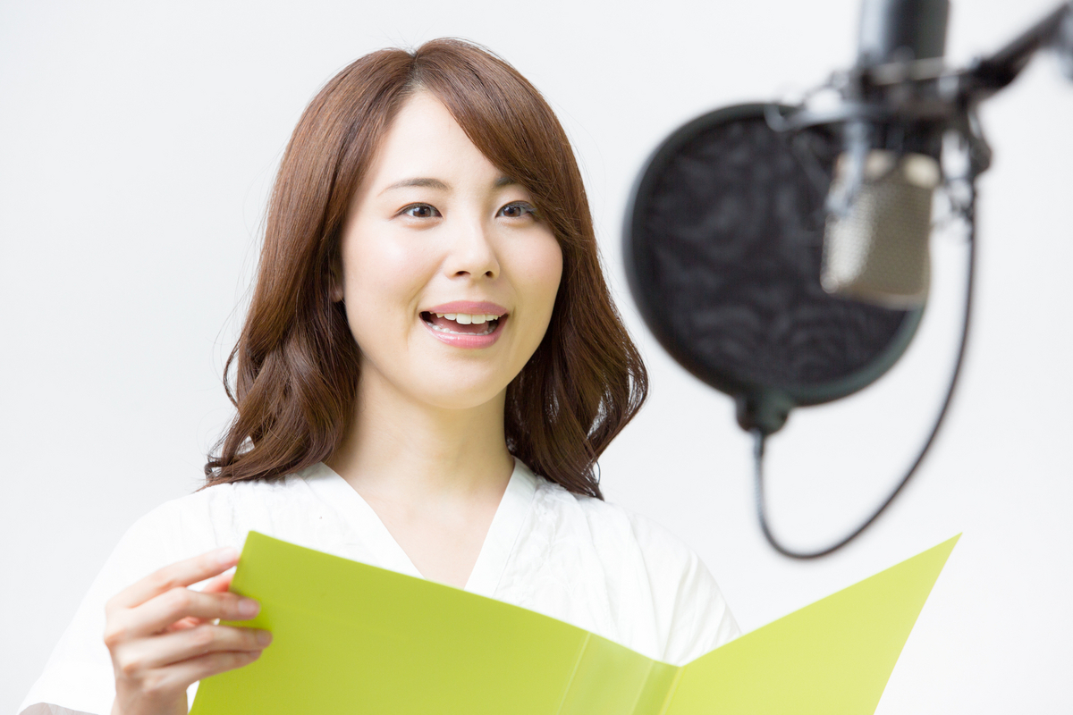台本を読む声優