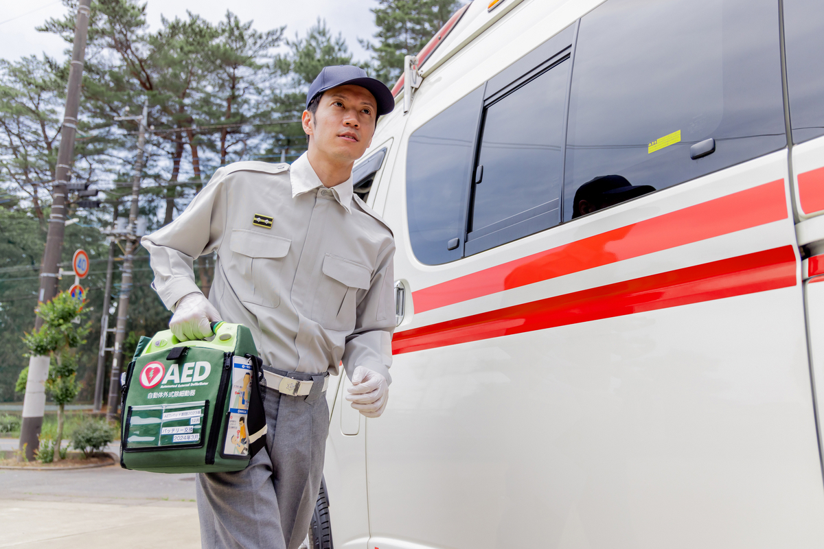 AEDを運ぶ救命士