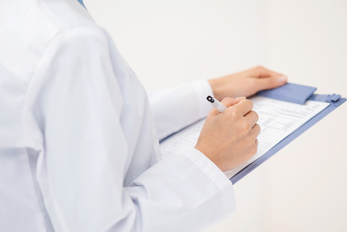 資料に記入する男性