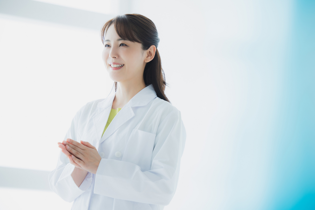 白衣姿の女性