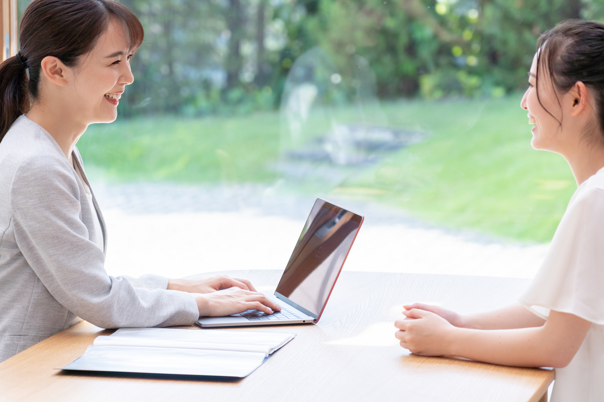 打ち合わせをするウェディングプランナー