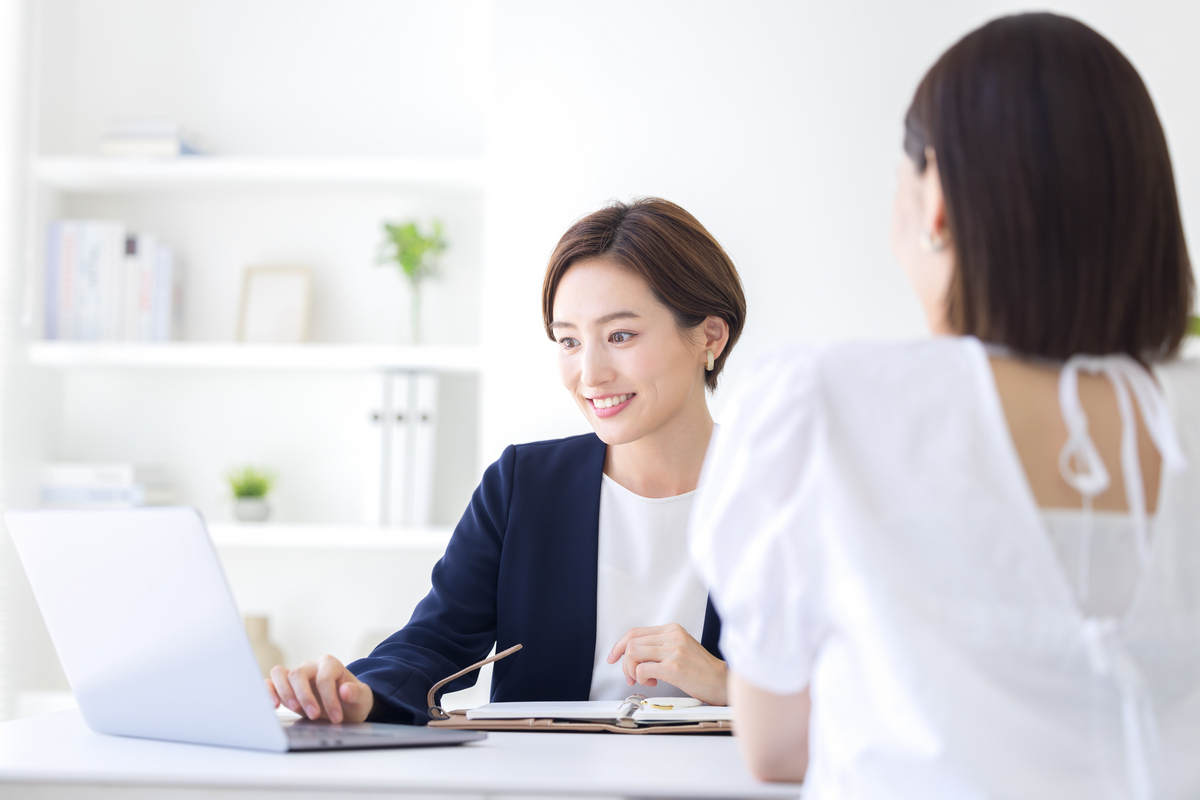 打ち合わせをするウェディングプランナー