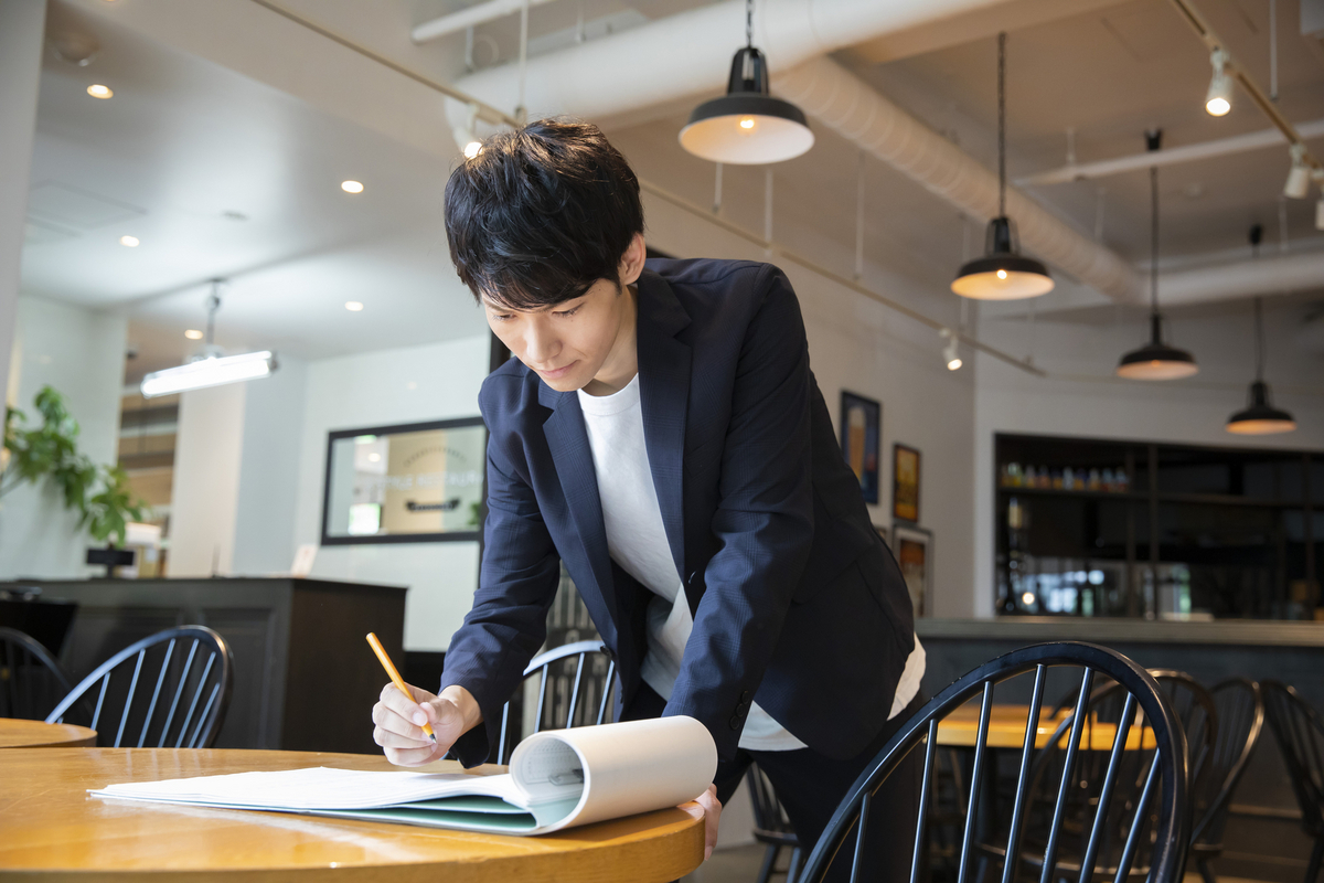 インテリアを検討する男性