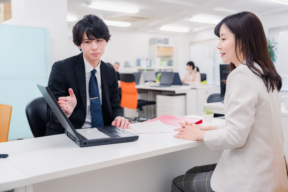 窓口で働くスーツの男性