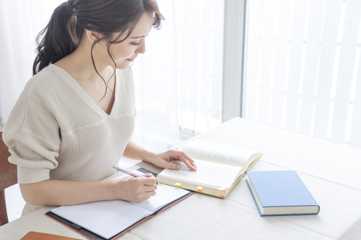 勉強する女性
