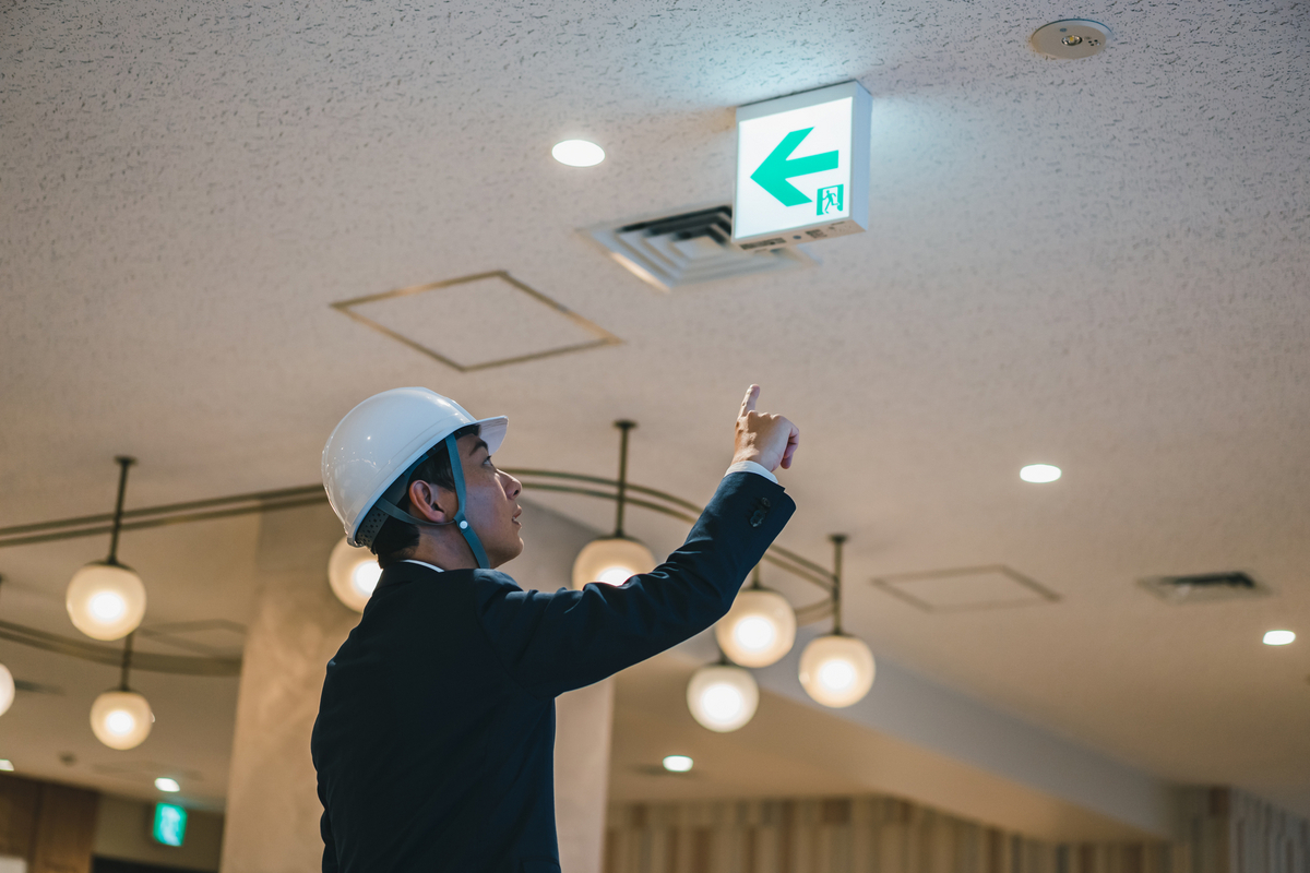 非常灯をチェックする男性