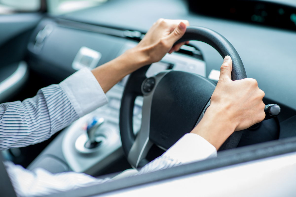 ハンドルを握る