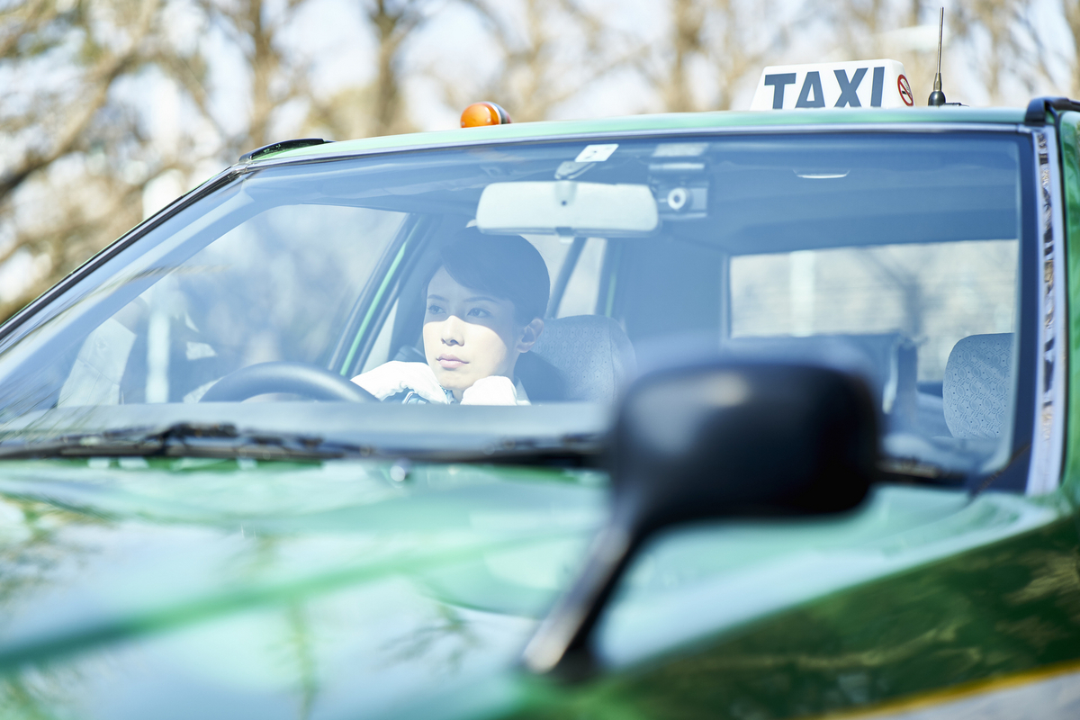女性タクシー運転手