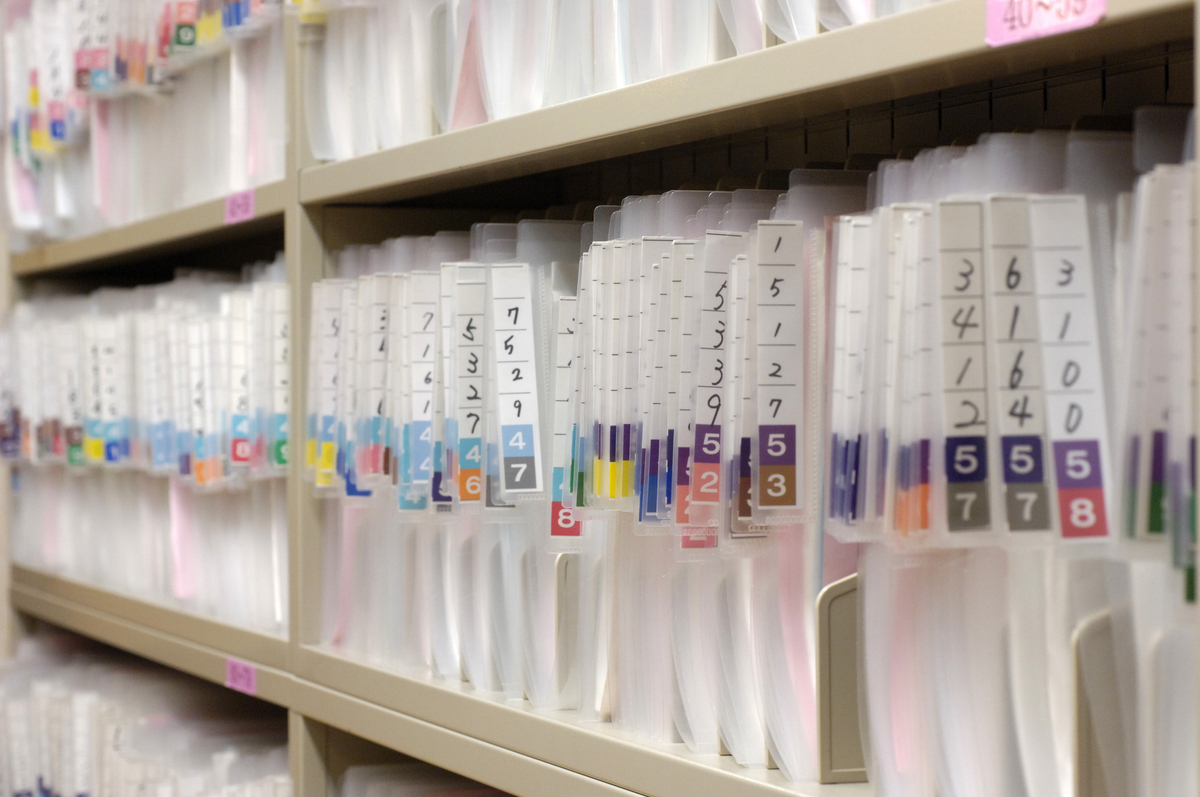 カルテの並んだ棚