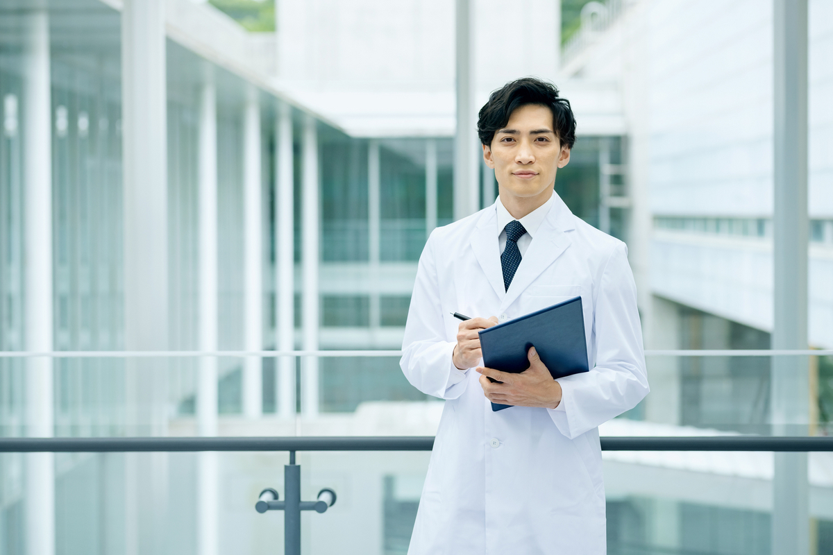 カルテを持っている白衣の男性