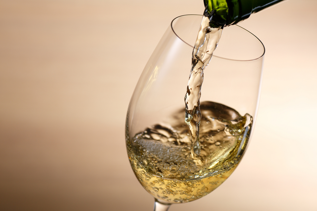 白ワインを注ぐ