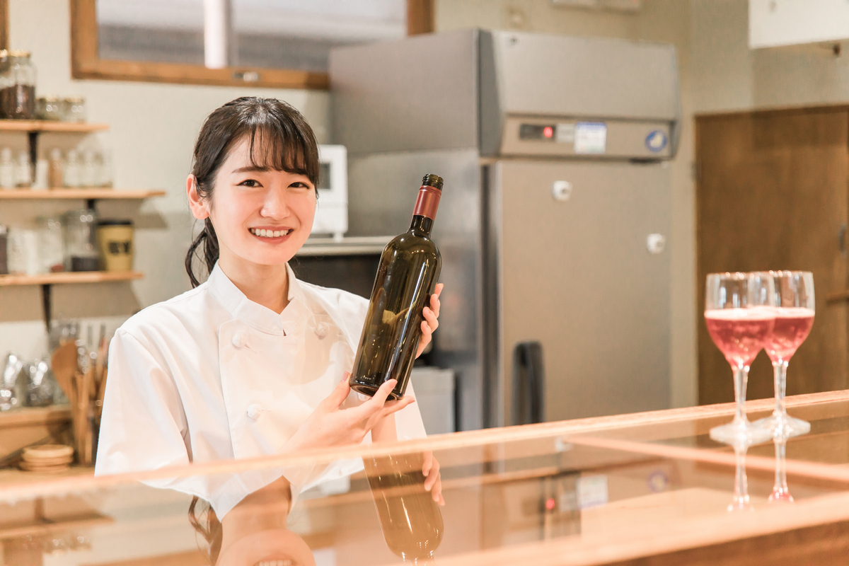 ワインを手にした女性