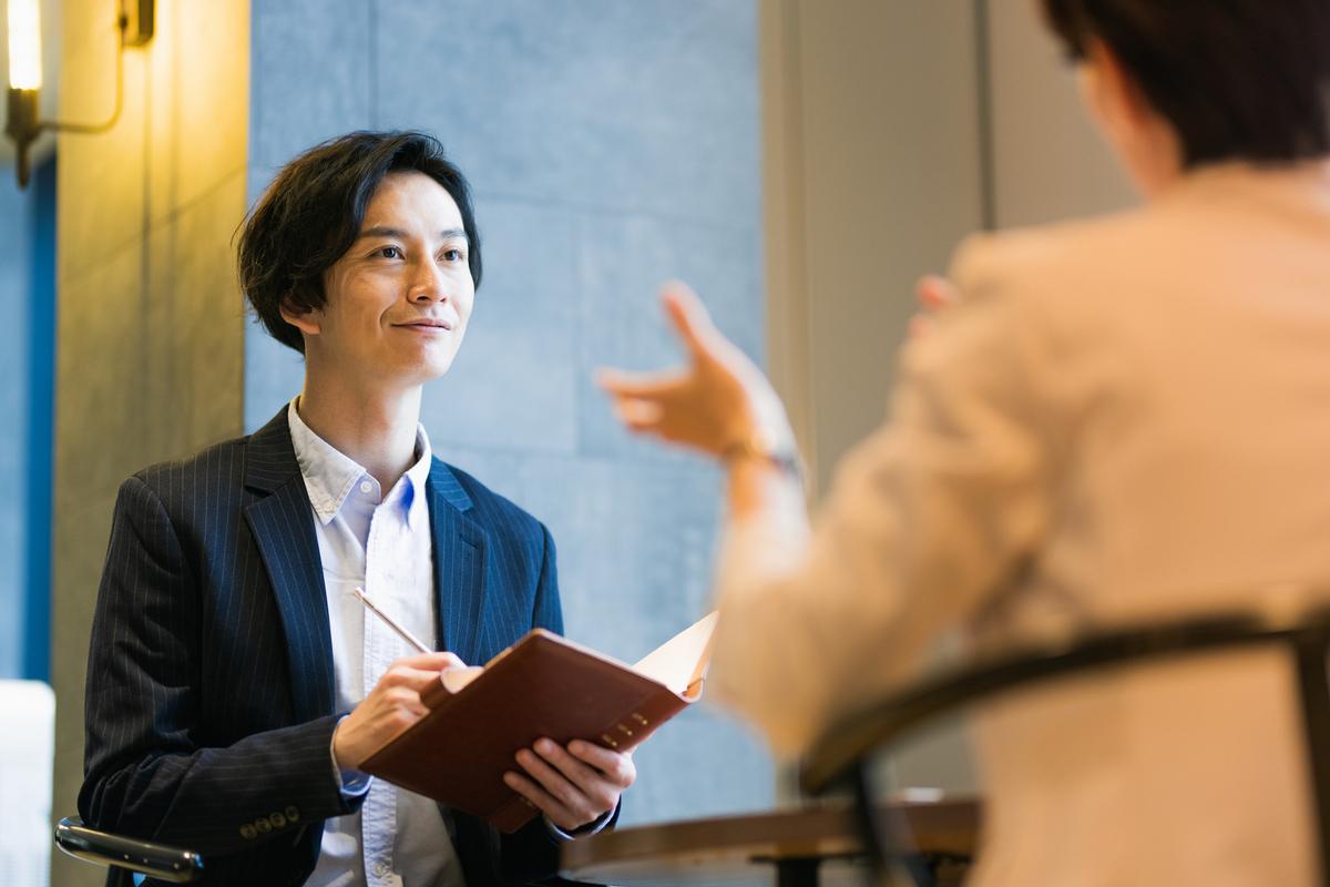 取材をする男性