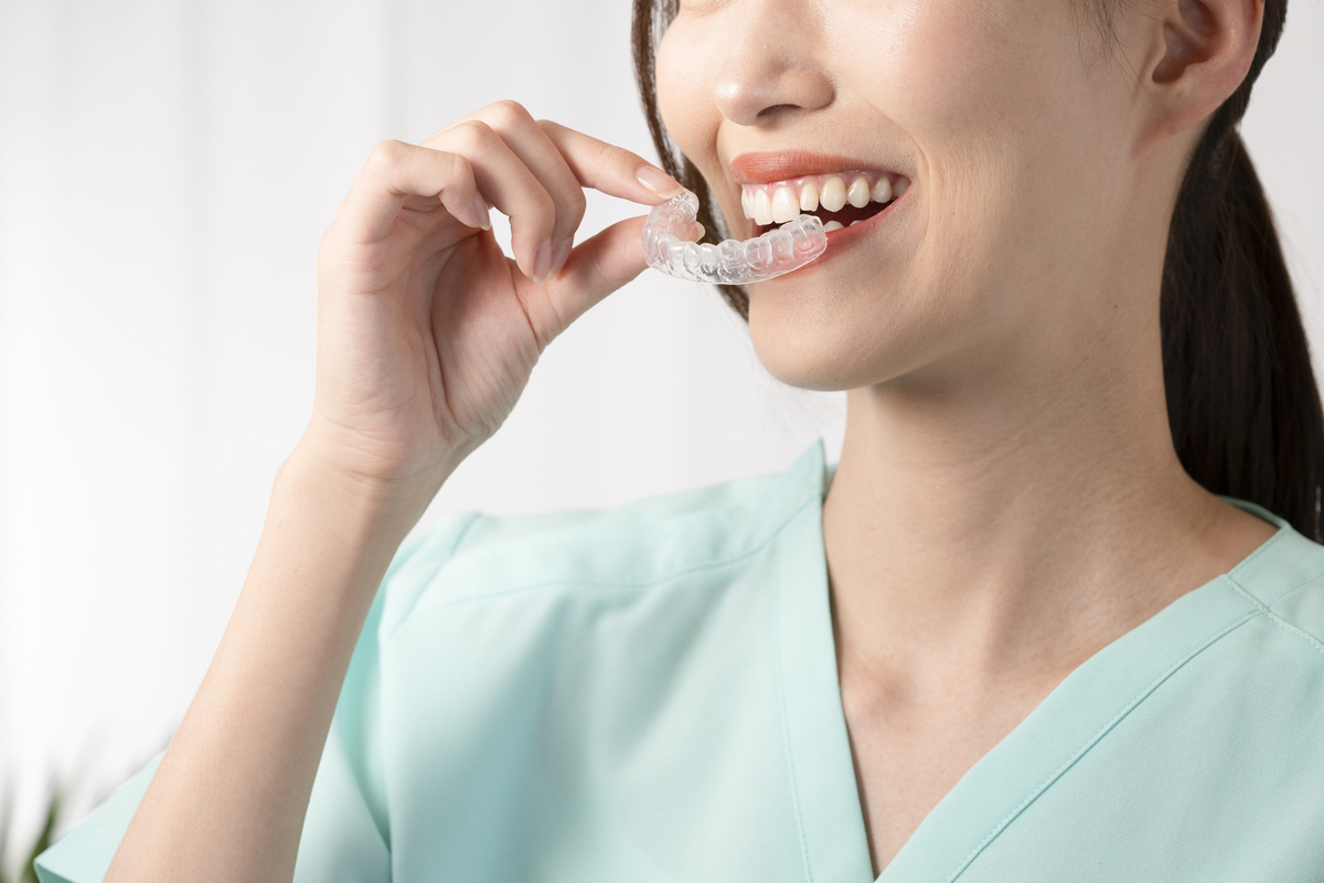 マウスピースをはめる女性