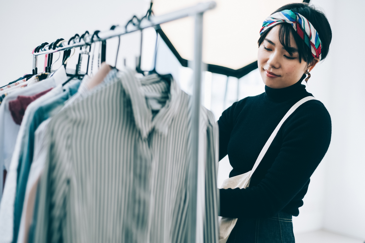 服を選ぶ女性