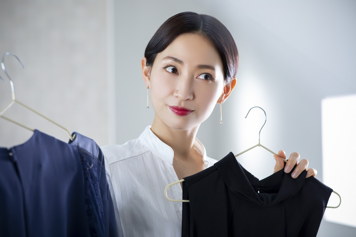 服を選ぶ女性