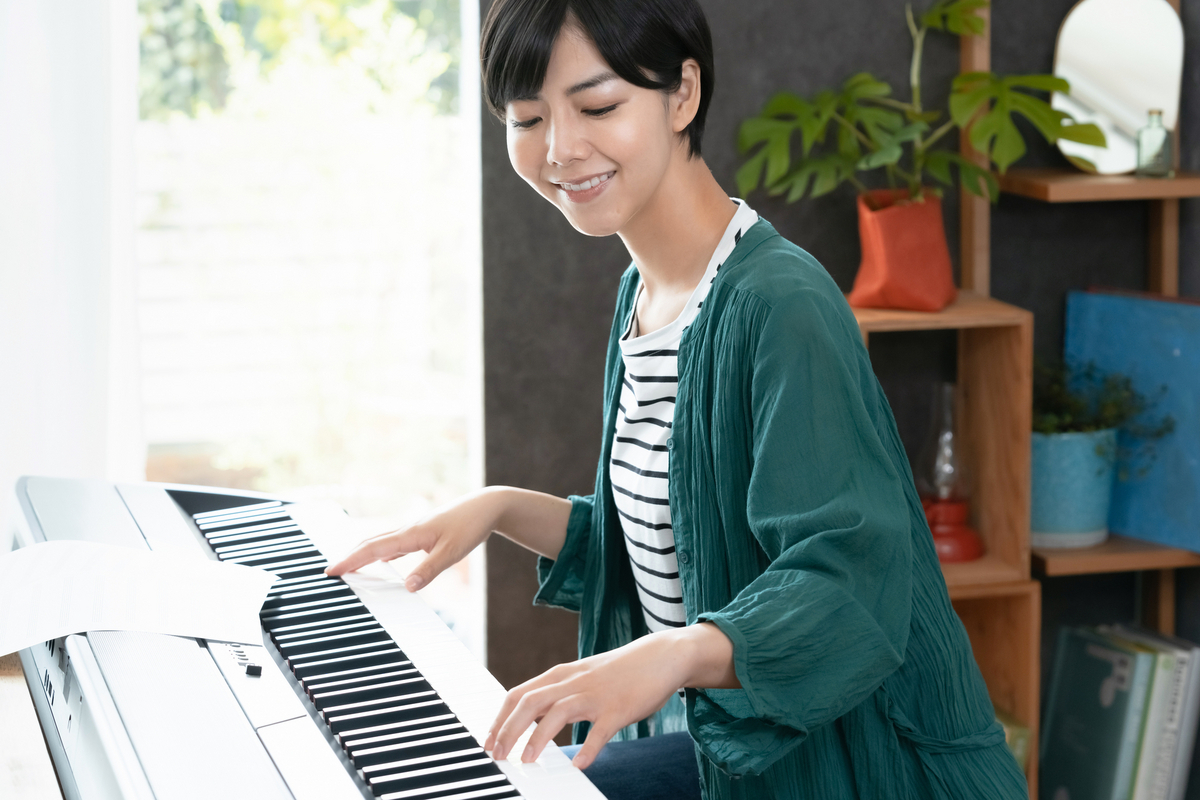 ピアノを弾く女性