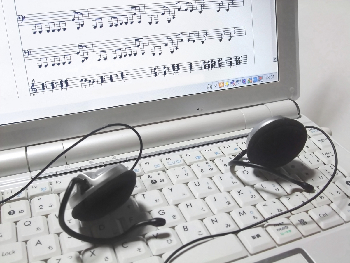 パソコンで作曲する女性