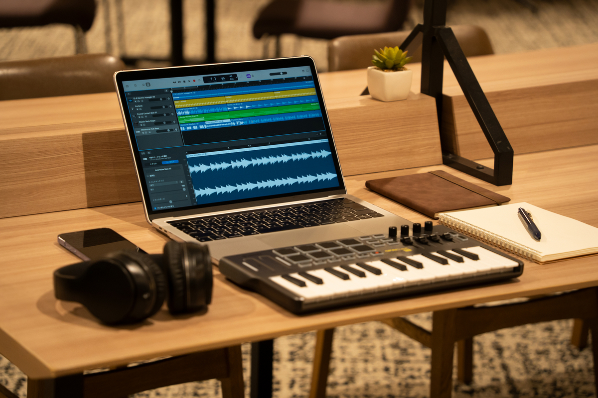 作曲作業用のテーブル