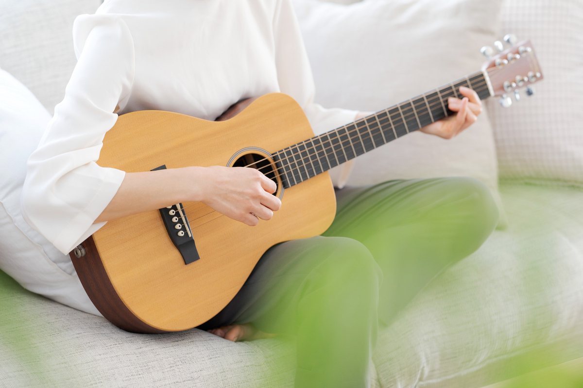 ギターを弾く