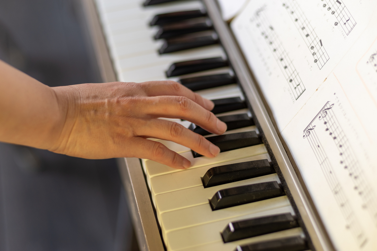 ピアノを弾く手元