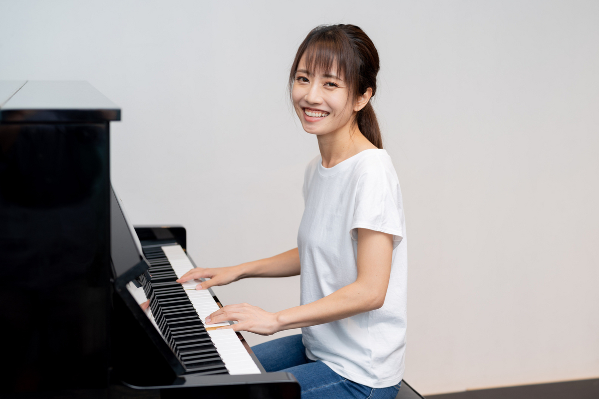 楽器を弾く女性