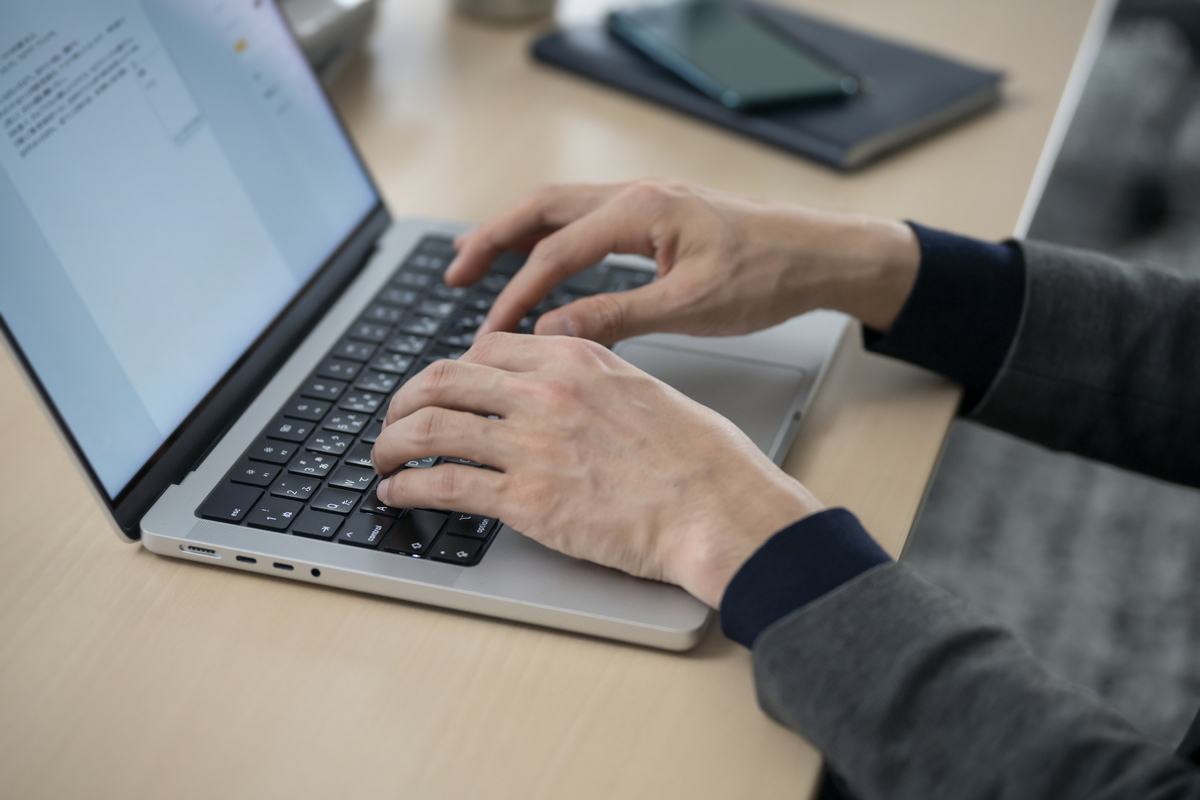 パソコンを操作する手元