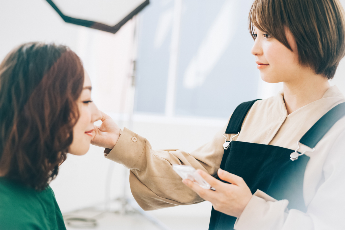 ヘアメイクをする女性