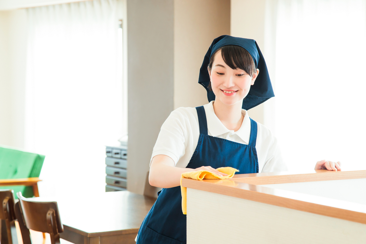 掃除をする家政婦