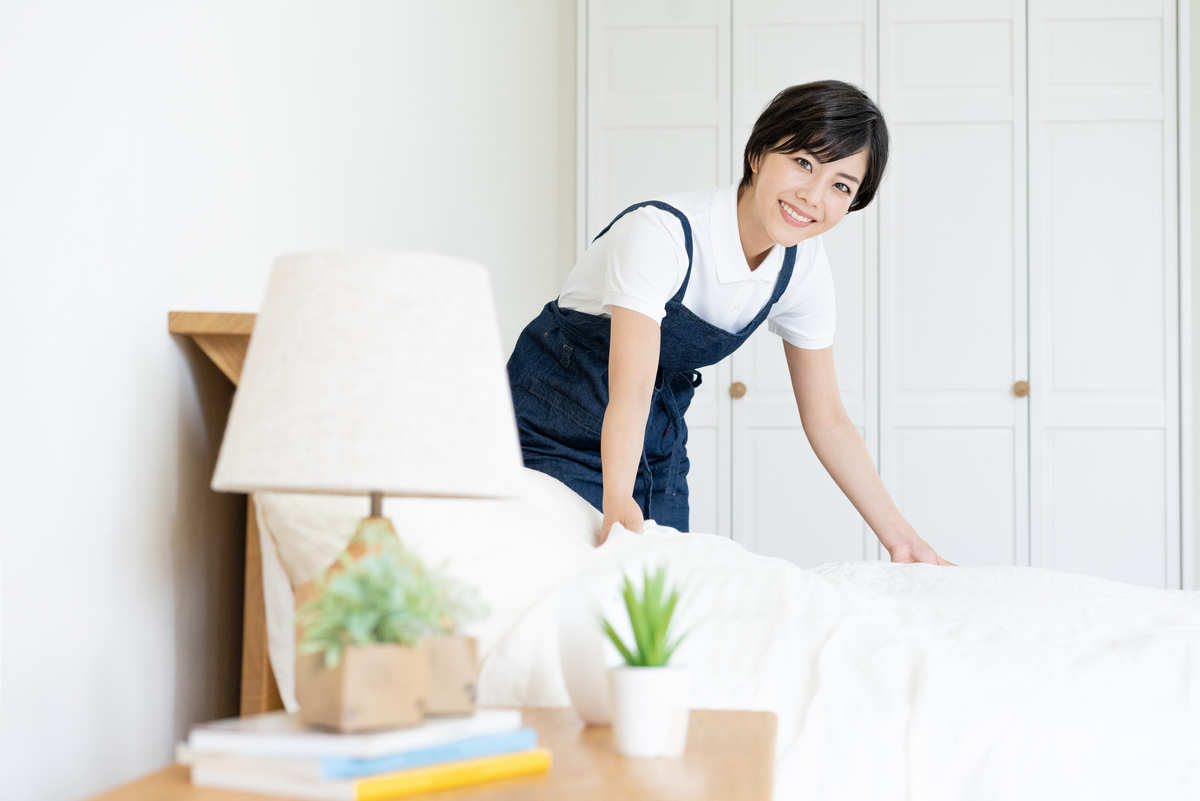 掃除をする女性