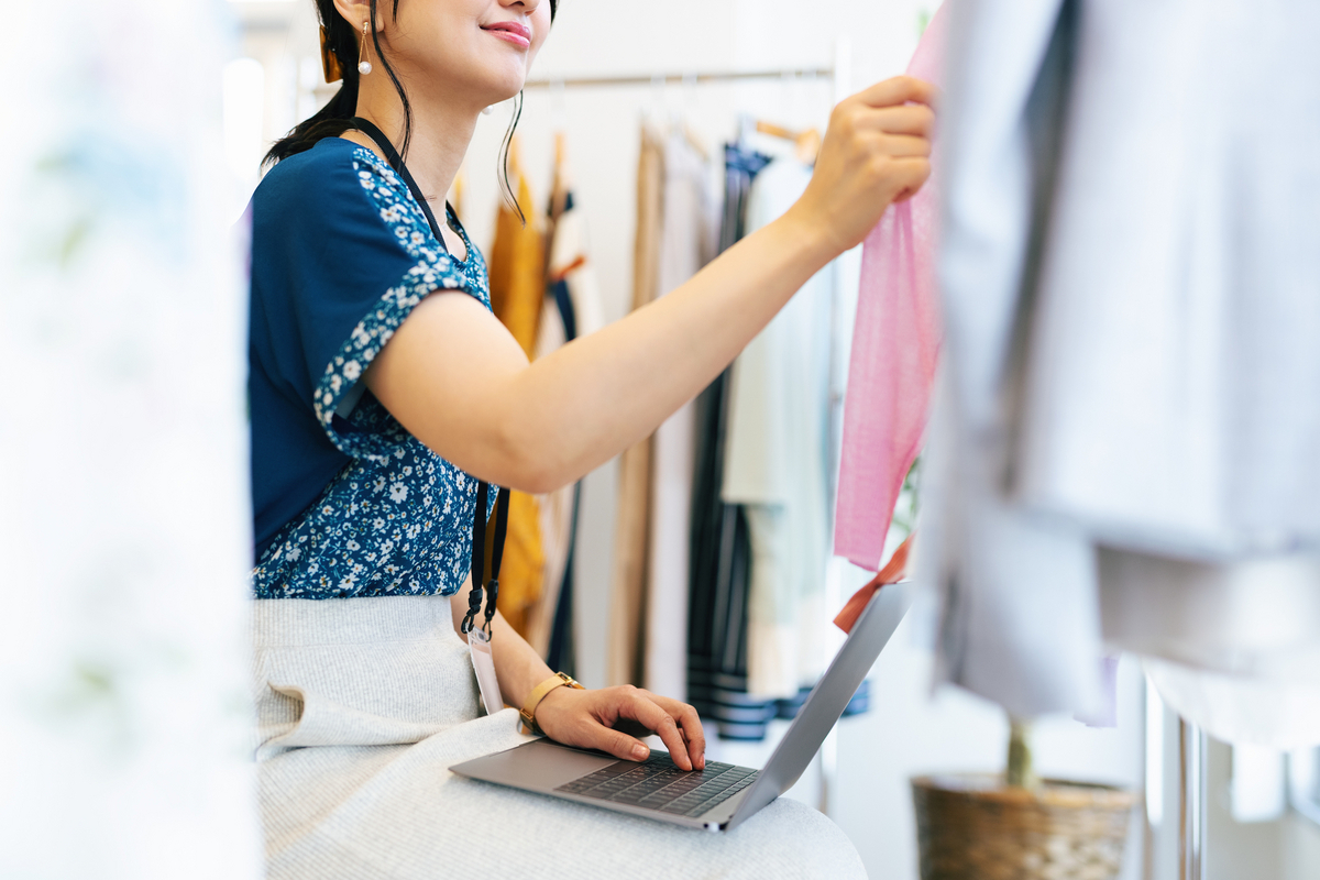 服を選ぶ女性