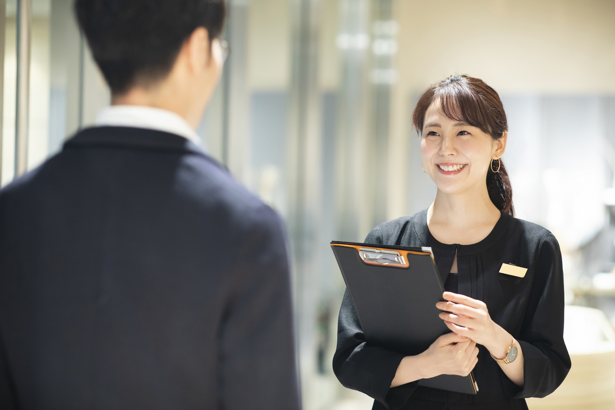接客する女性