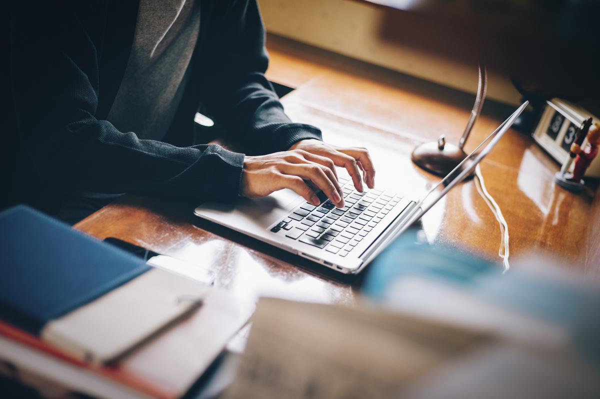 デスクワークをする手元