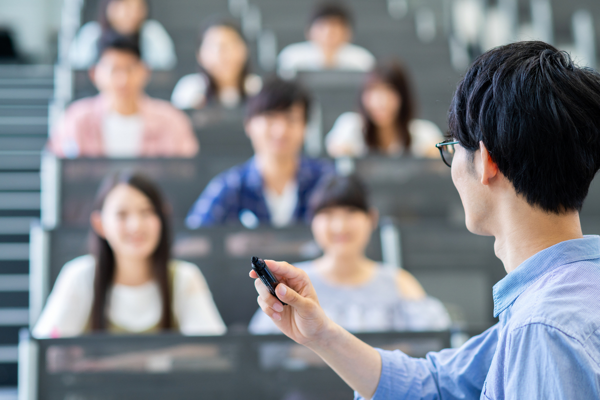講義をする男性