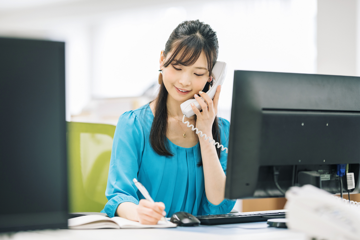 電話を受ける女性