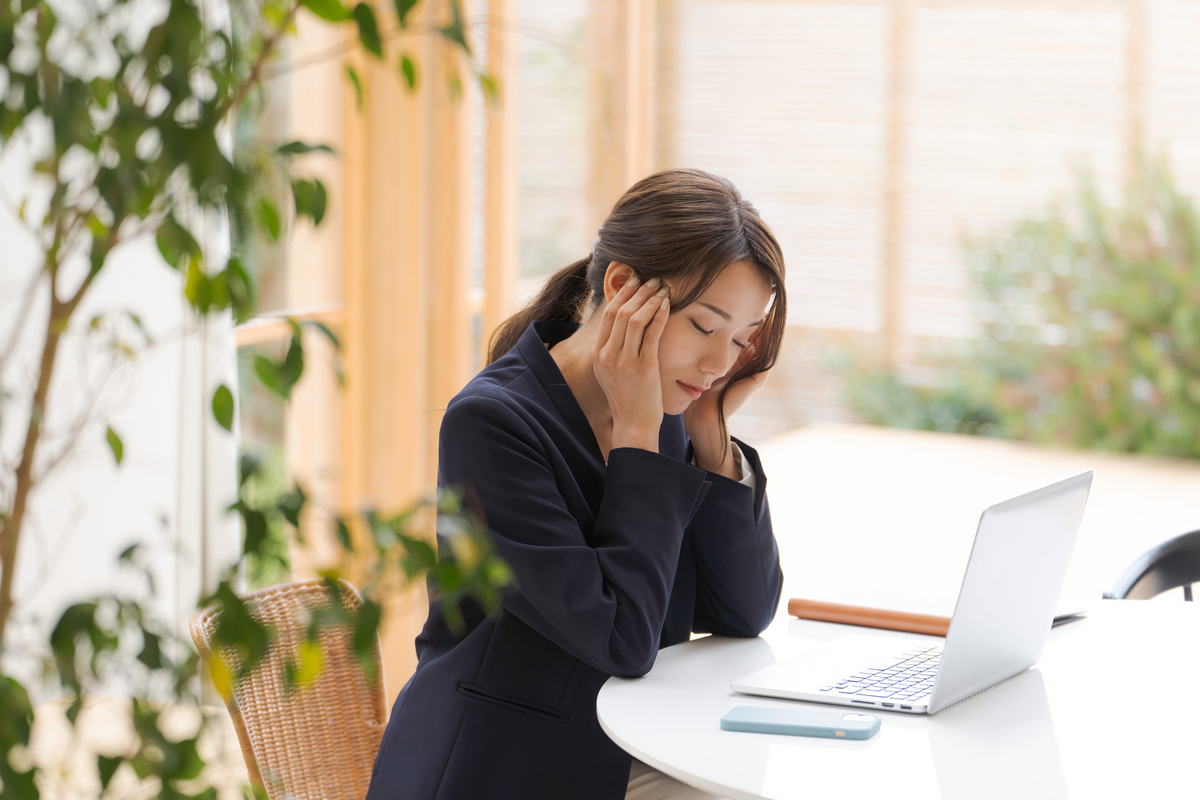 仕事に疲れた女性