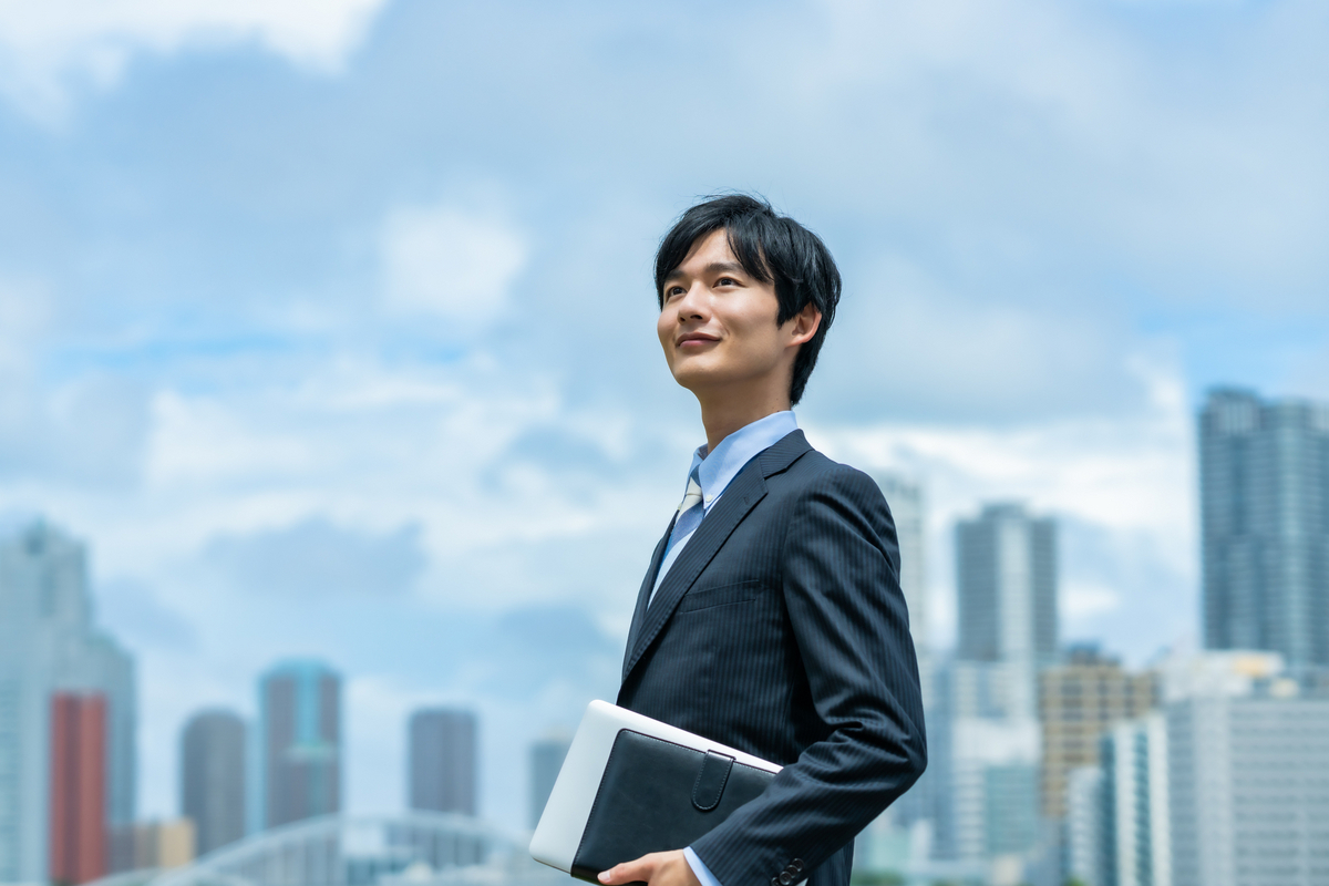 屋外の男性社員