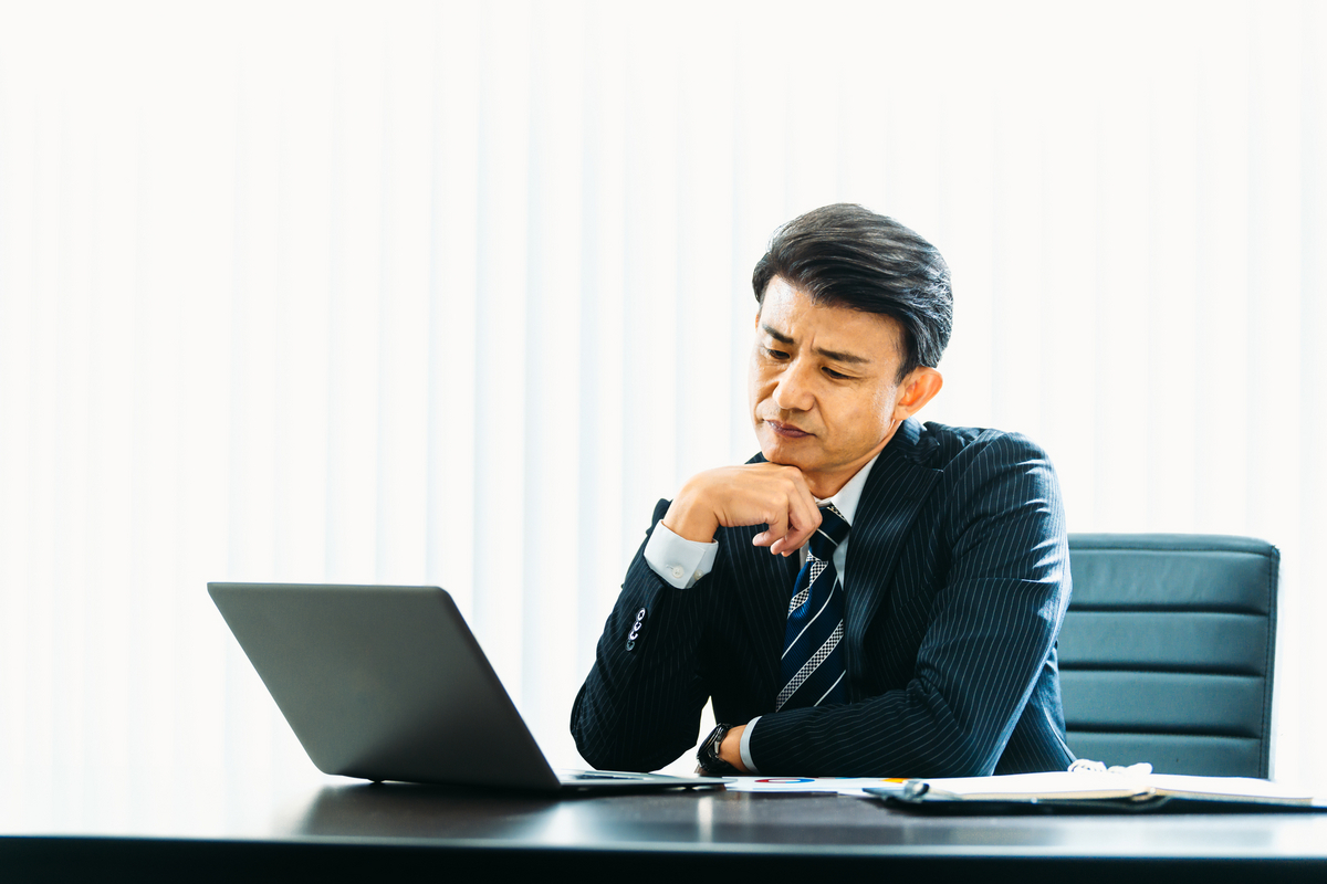 パソコンに向かう会社位