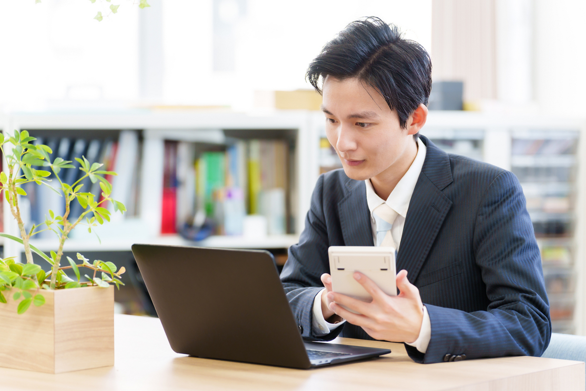 パソコンを操作する男性