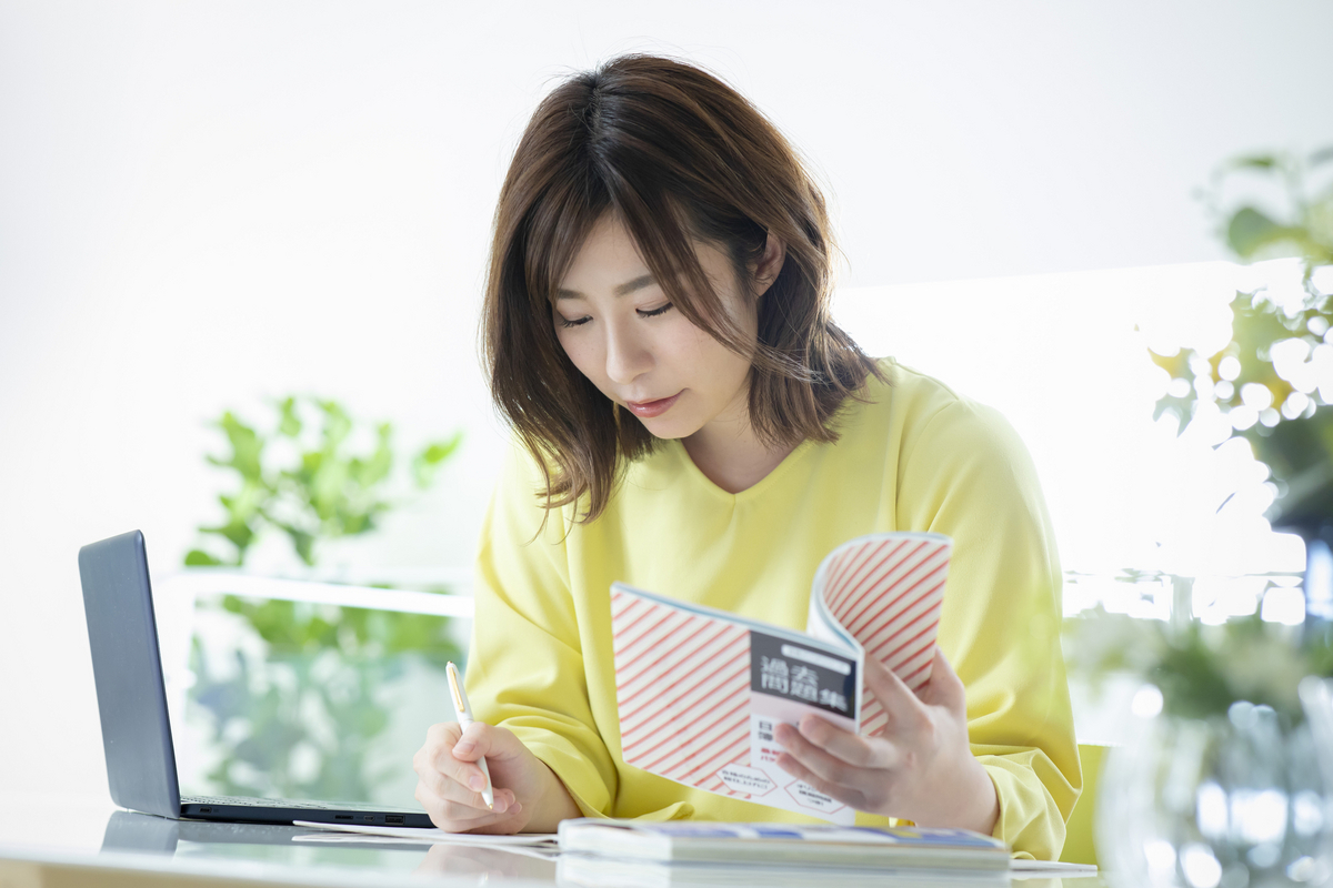 資格を勉強する女性