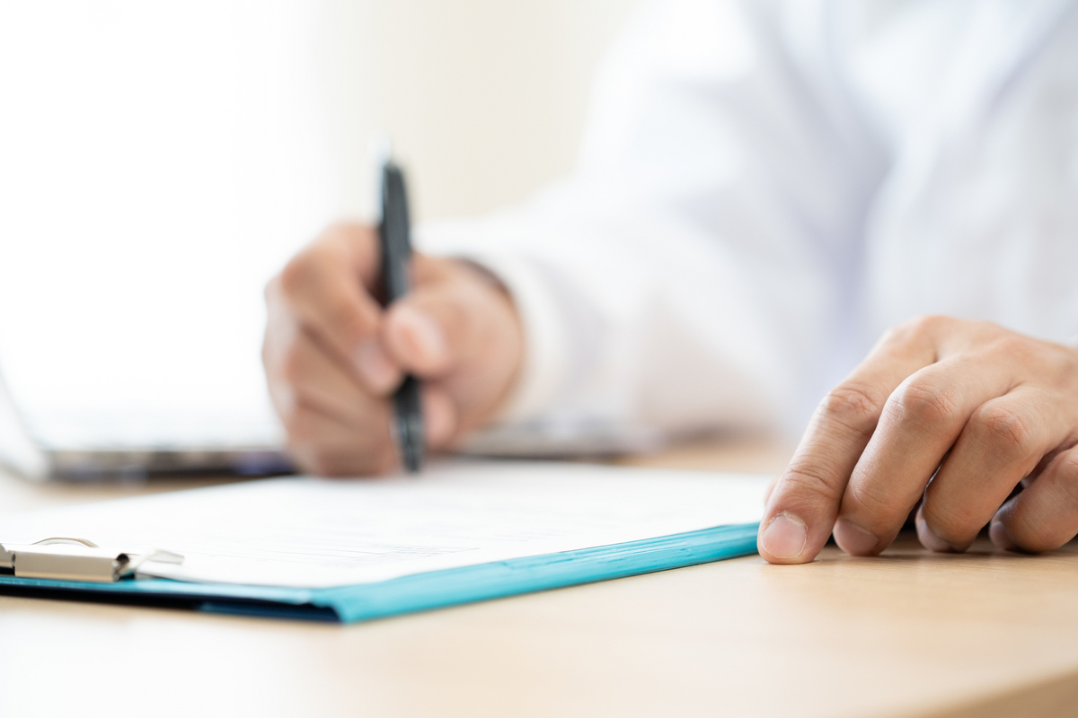 勉強する白衣の人物