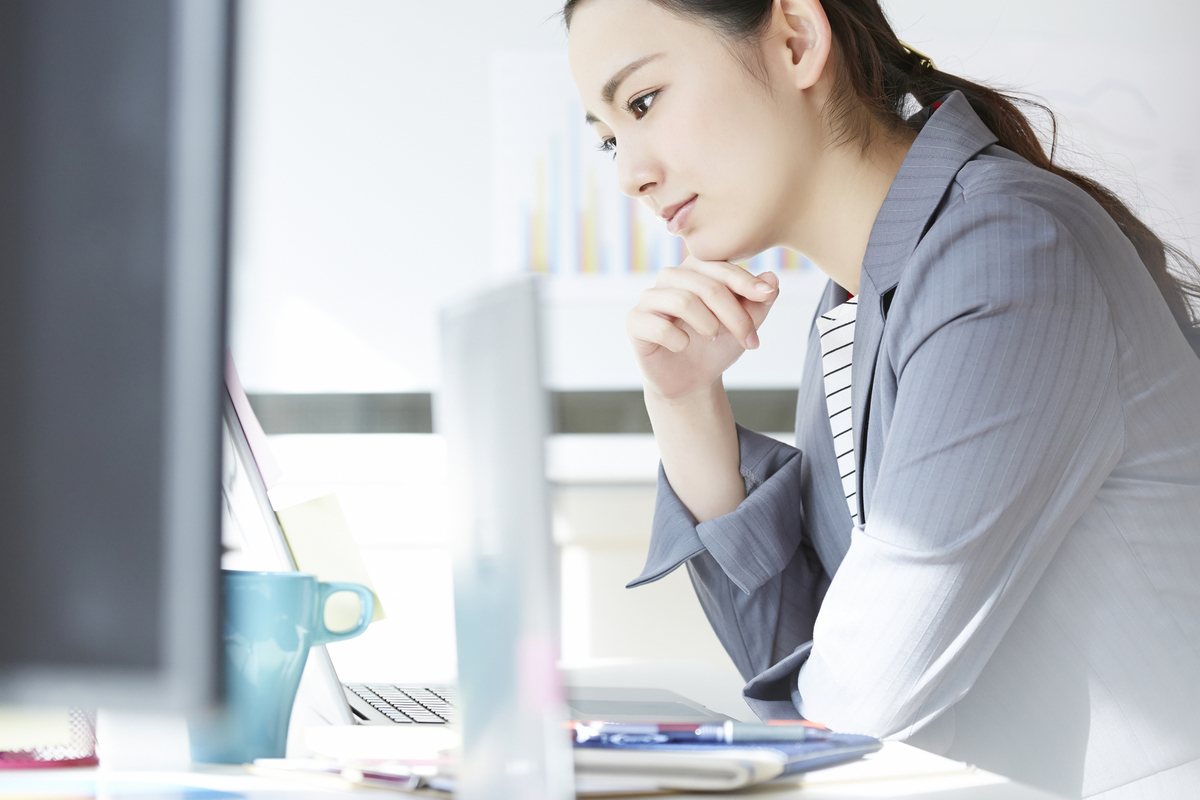 考え事をする女性