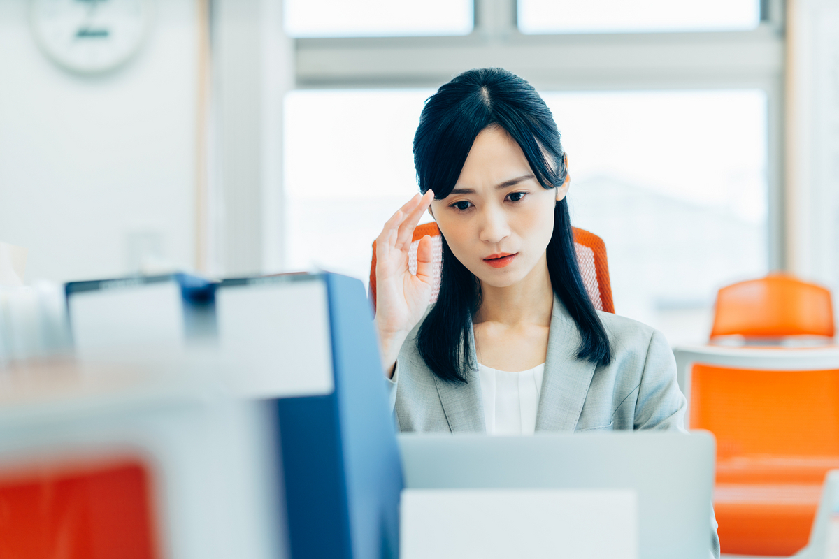 デスクワークをする女性