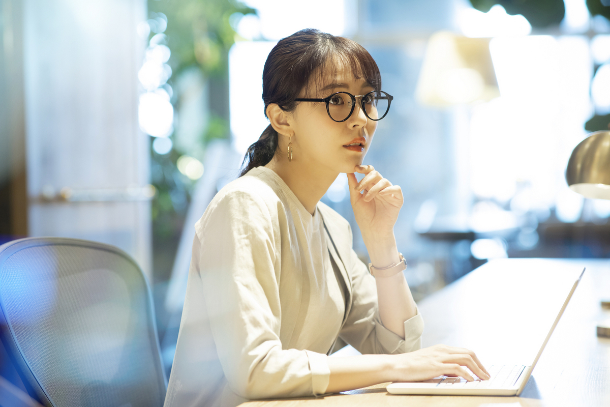 デスクワークをする女性