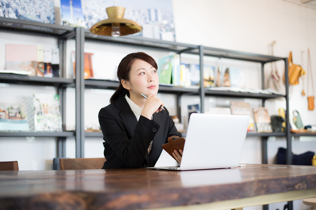 オフィスで働く女性