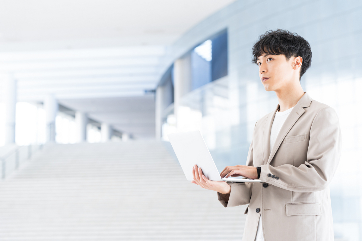 パソコンを手にしている男性社員