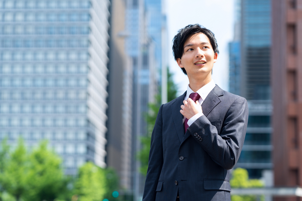 ネクタイを整える男性