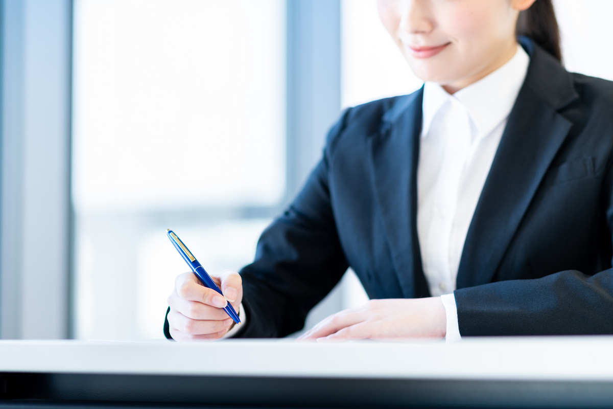 勉強をする女性